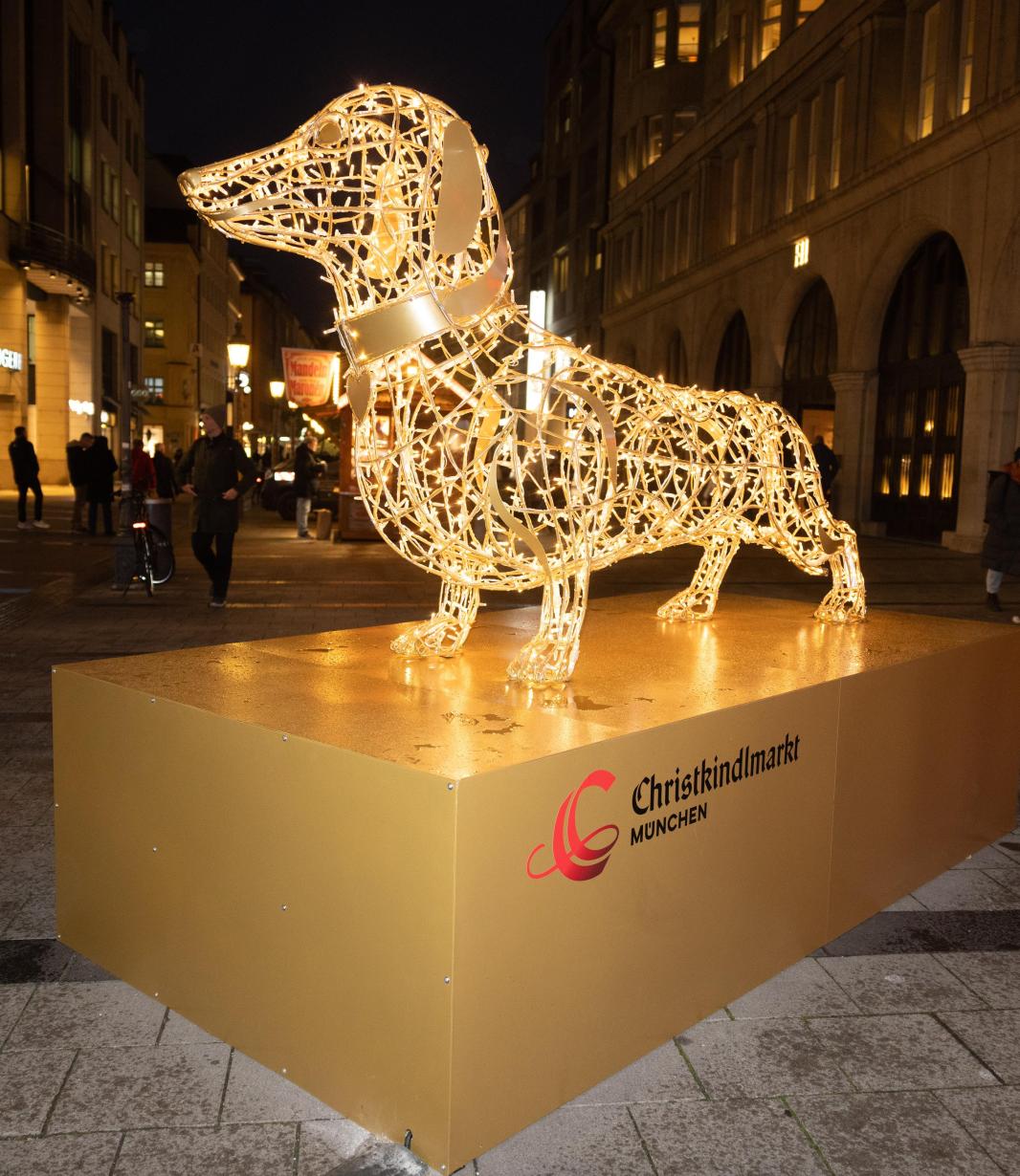 Ein überlebensgroßer Dackel begrüßt die Gäste des Christkindlmarkts in der Sendlinger Straße.